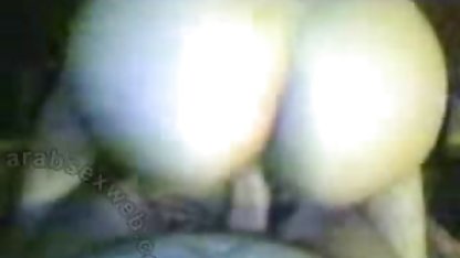 با زبان خود در زمان مرز سیاه و سفید و سکس خوب عربی تخم