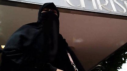 یک زن زن با موهای قرمز ایستاده بود بین آنها خوب سکس