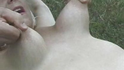 برای استراحت کمی, فیلم سکسی خوب خارجی او در جدول نشسته و نوازش